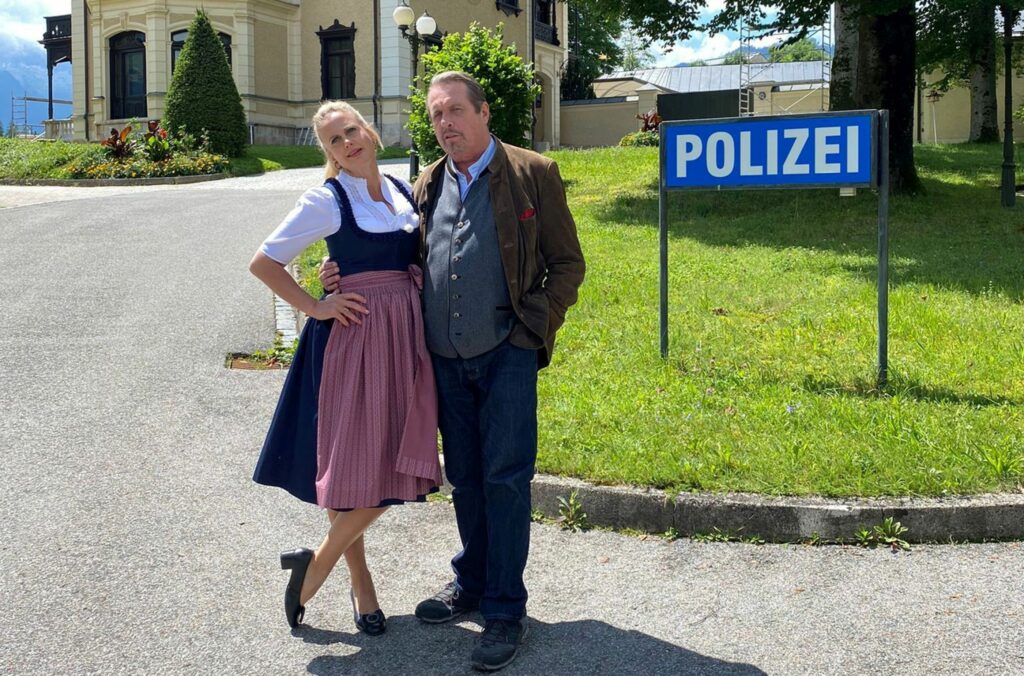 Barbara Schöneberger mit Andreas Giebel vor dem Polizeigebäude in Berchtesgaden © SWR Kimmig Entertainment