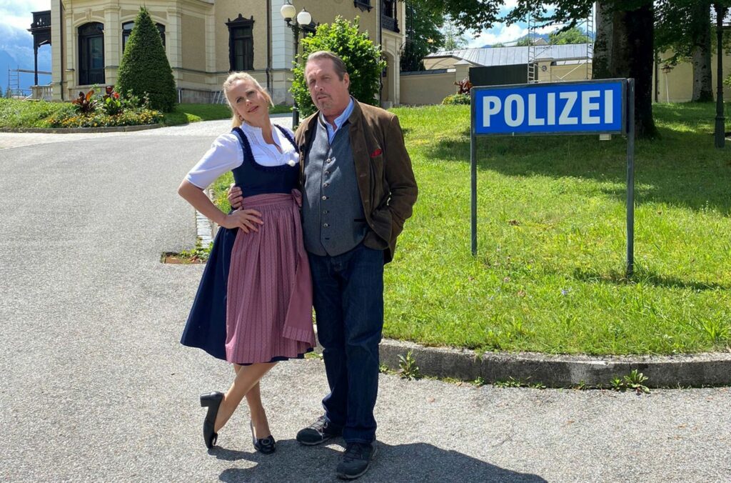 Barbara Schöneberger mit Andreas Giebel vor dem Polizeigebäude in Berchtesgaden © SWR Kimmig Entertainment